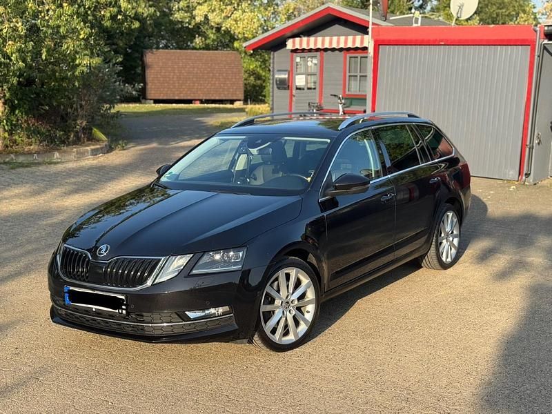 Schwarz Gebraucht 2018 Skoda Octavia Style Kombi | 18.200 € (Teuer) - Bild 1/4