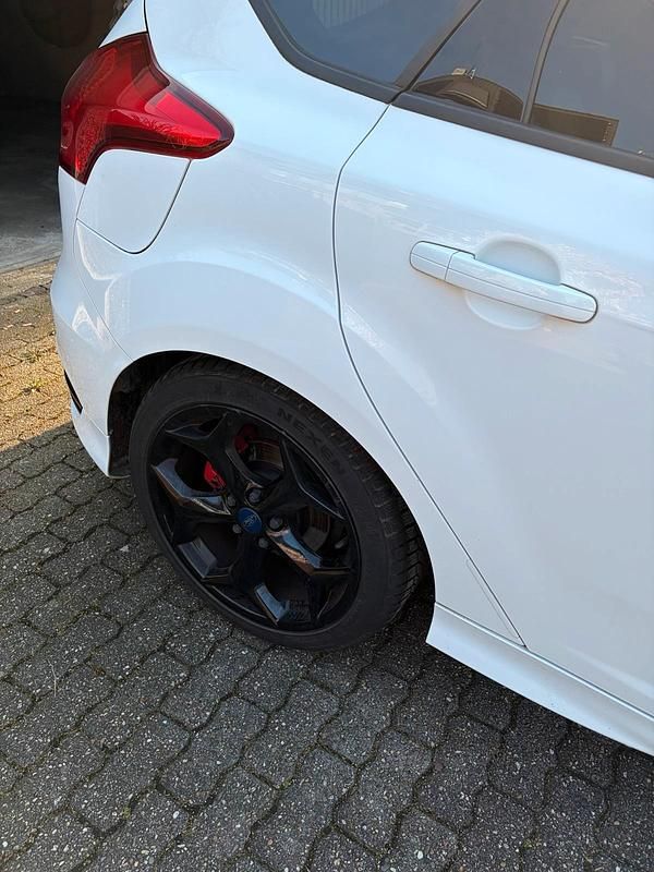 Gebraucht Ford Focus ST 250 PS (183 kW) 2016 Weiß Kleinwagen