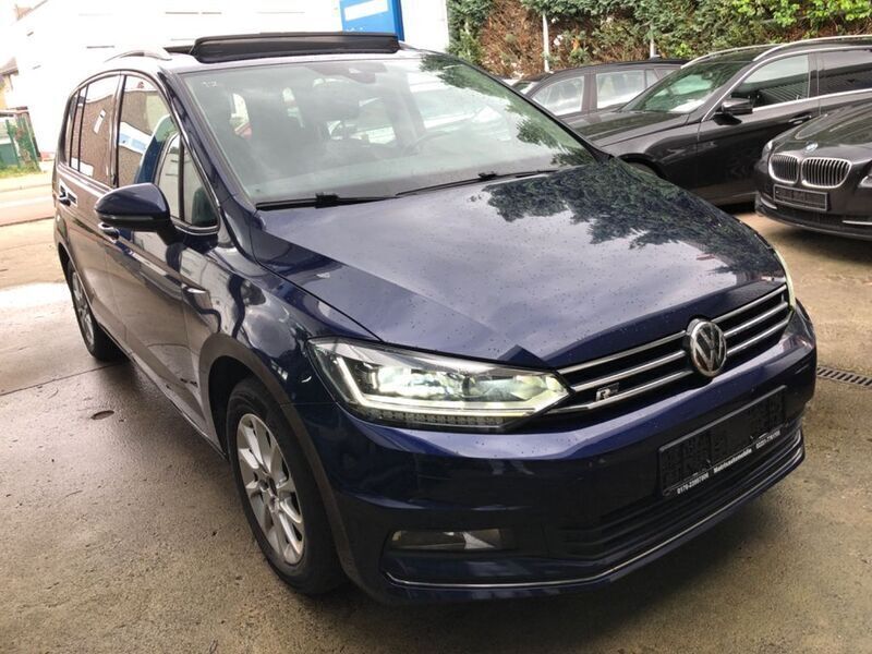 Blau Gebraucht 2017 VW Touran Comfortline Van / Kleinbus | 12.900 € (Fairer Preis) - Bild 1/4