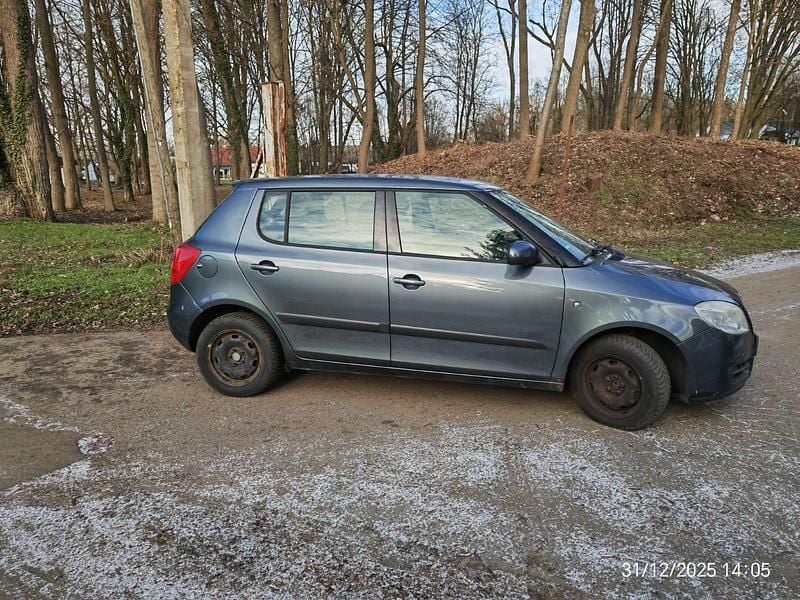Grau Gebraucht 2007 Skoda Fabia Kleinwagen | 1.650 € - Bild 1/4