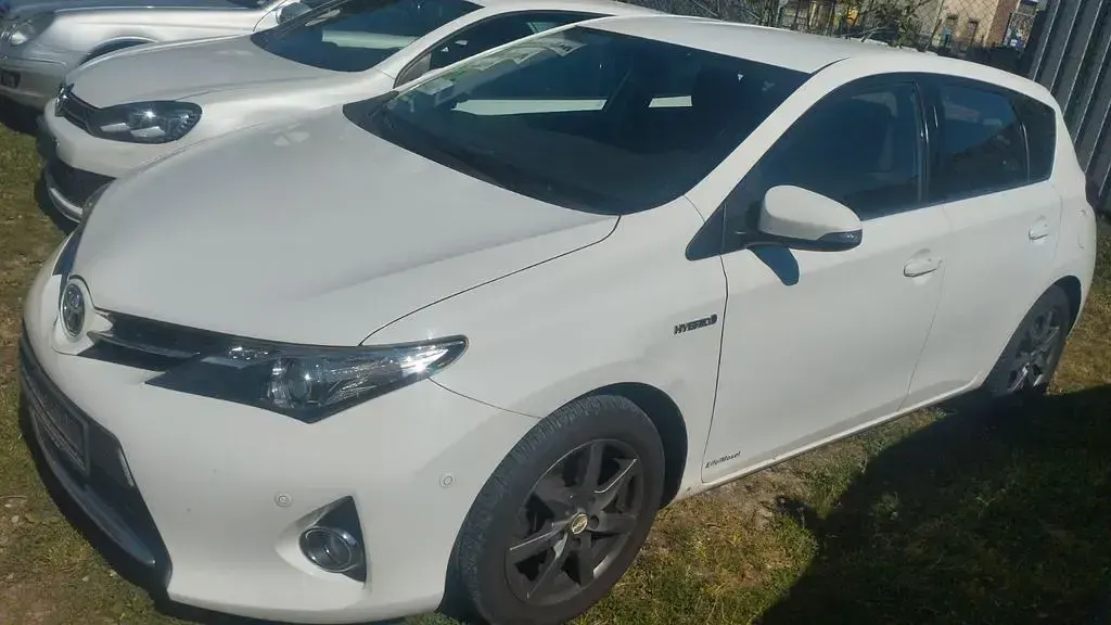 Gebraucht Toyota Auris Hybrid Edition 99 PS (72 kW) 2013 Weiß Limousine