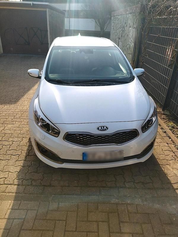 Gebraucht Kia Ceed Spirit 136 PS (100 kW) 2017 Weiß Kleinwagen