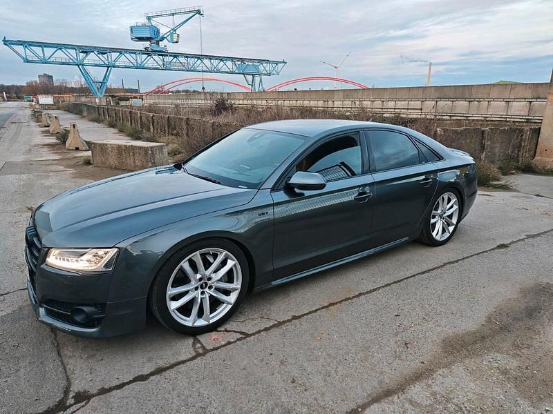 Grau Gebraucht 2017 Audi S8 Limousine | 29.999 € - Bild 1/4