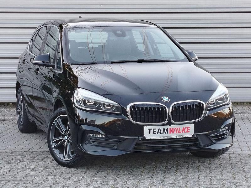 Schwarz Gebraucht 2019 BMW 218 Active Tourer Sport Line Van / Kleinbus | 17.490 € (Fairer Preis) - Bild 1/4