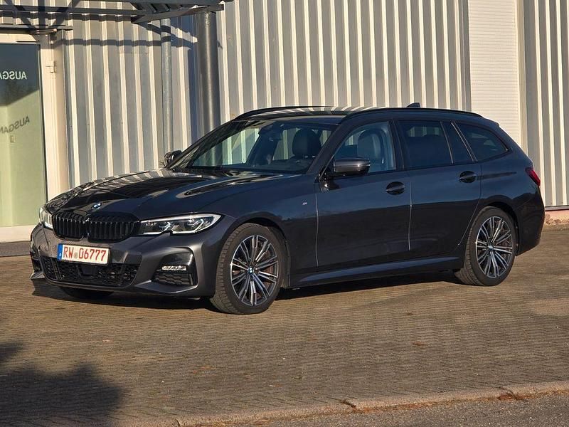 Grau Gebraucht 2022 BMW 320 M Sport Limousine | 23.990 € (Superpreis) - Bild 1/4