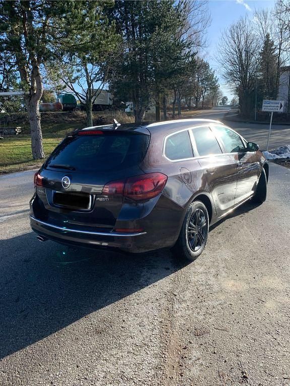 Gebraucht Opel Astra Edition 165 PS (121 kW) 2014 Braun Kombi