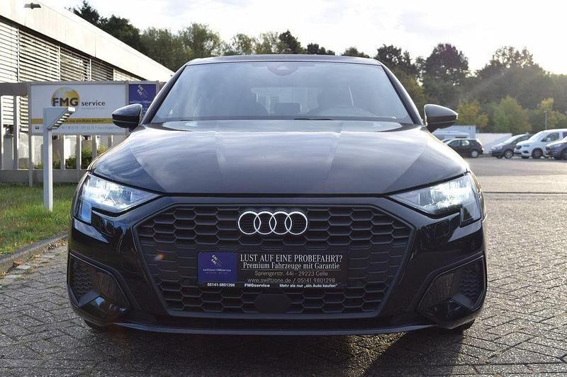 Brillantschwarz Gebraucht 2022 Audi A3 Sportback Sport Limousine | 23.189 € (Guter Preis) - Bild 1/4