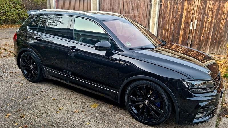 Schwarz Gebraucht 2018 VW Tiguan R-line SUV | 36.490 € - Bild 1/4