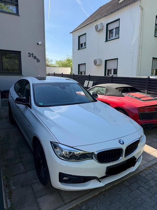 Second-hand BMW 330 258 CP (189 kW) 2015 Alb Berlinǎ