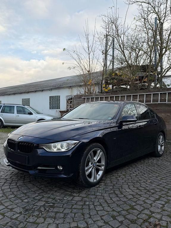 Gebraucht BMW 330 Sport Line 258 PS (189 kW) 2013 Blau Limousine