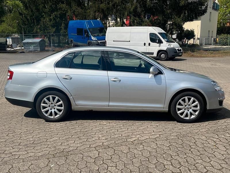 Używany VW Jetta 116 KM (85 kW) 2006 Srebrny Sedan/Limuzyna