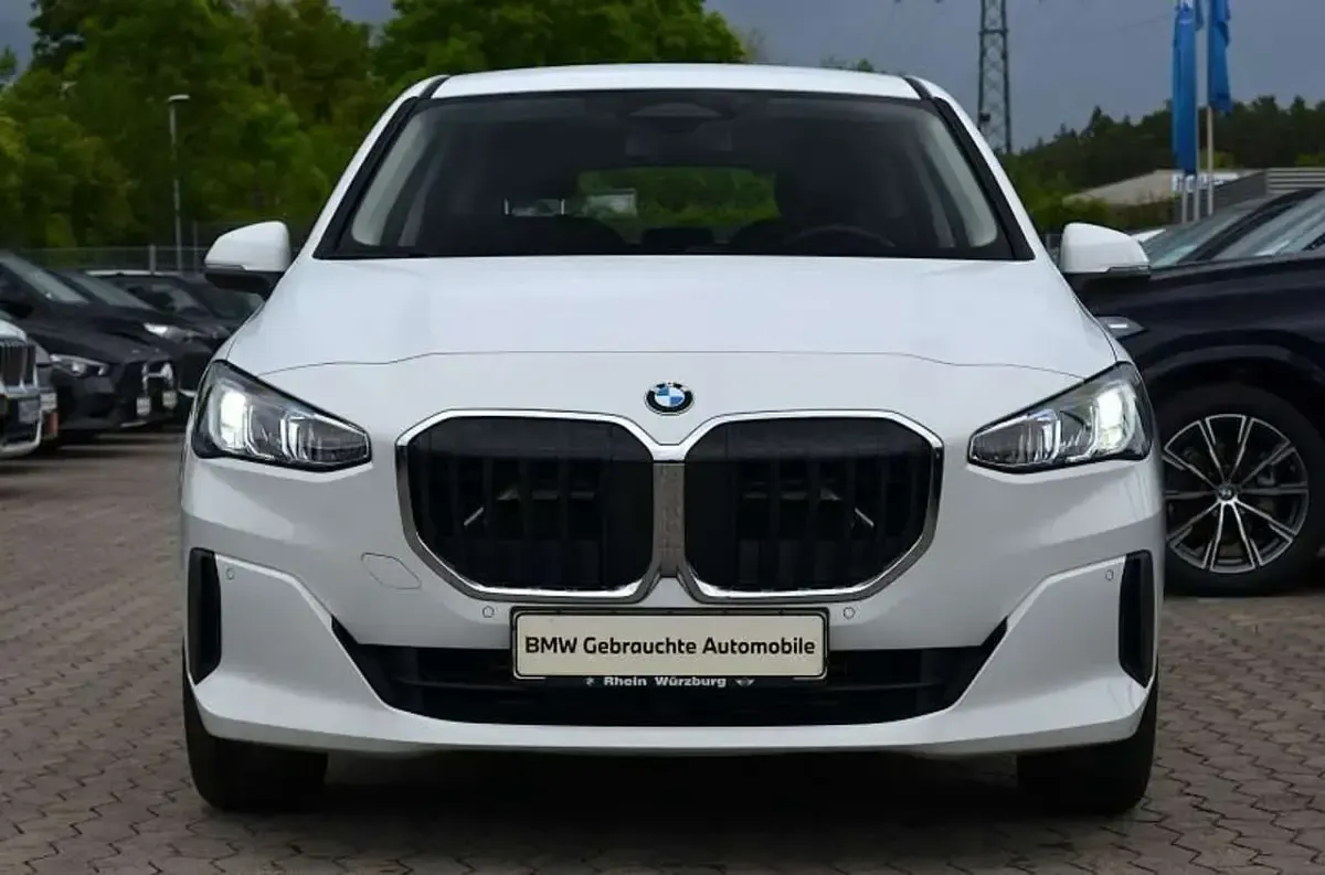 Gebraucht BMW 218 Active Tourer 136 PS (100 kW) 2023 Weiß Van / Kleinbus