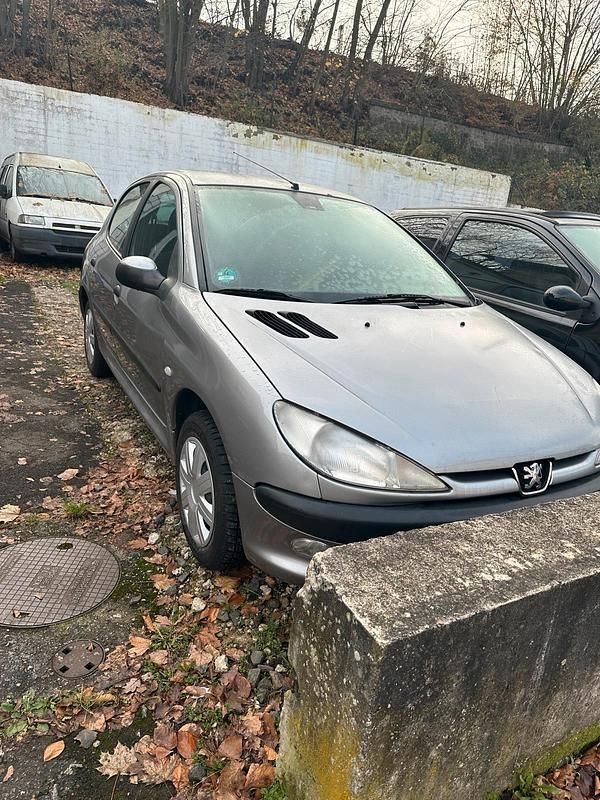 Silber Gebraucht 2001 Peugeot 206 Kleinwagen | 2.799 € (Etwas zu teuer) - Bild 1/4