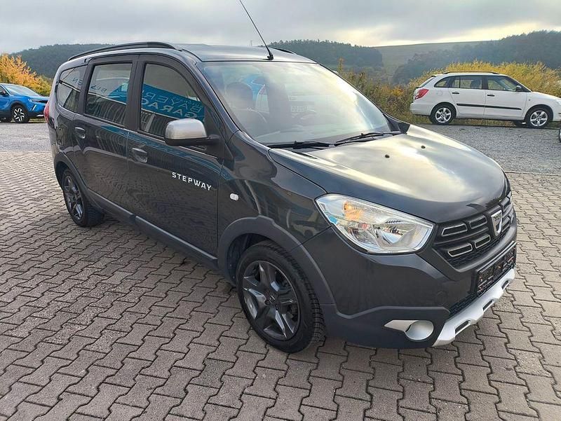 Grau Gebraucht 2017 Dacia Lodgy Celebration Van / Kleinbus | 9.995 € (Etwas zu teuer) - Bild 1/4