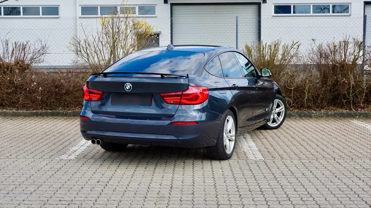 Gebraucht BMW 330 258 PS (189 kW) 2017 Grau Limousine