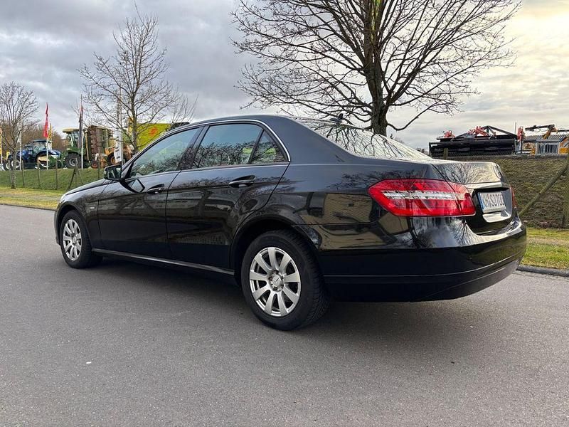 Second-hand Mercedes E250 204 CP (150 kW) 2010 Negru Berlinǎ
