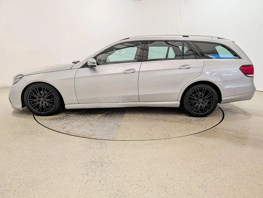 Gebraucht Mercedes E220 170 PS (125 kW) 2015 Iridiumsilber Limousine