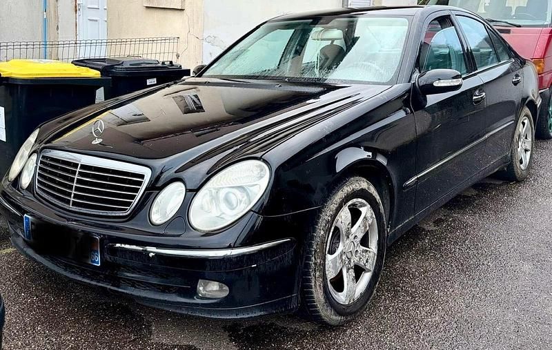 Schwarz Gebraucht 2002 Mercedes E220 Limousine | 1.000 € (Superpreis) - Bild 1/4