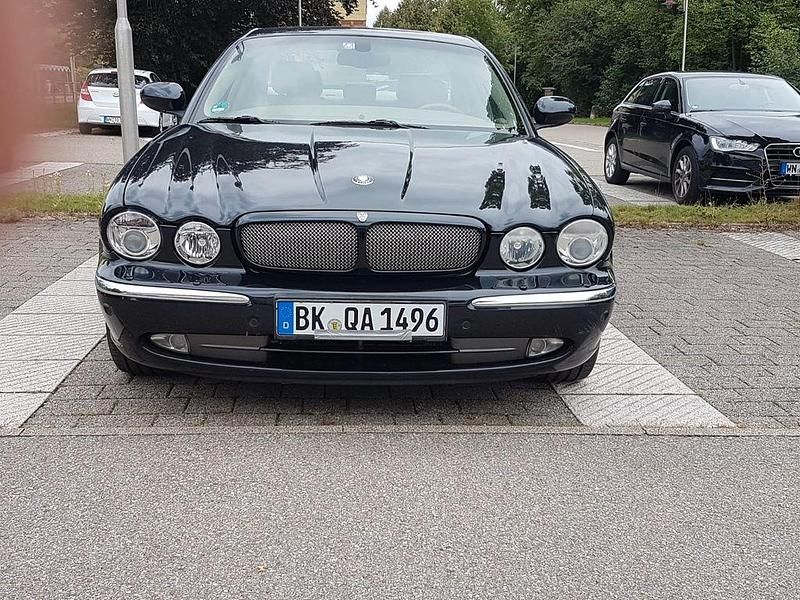 Schwarz Gebraucht 2003 Jaguar XJR Limousine | 7.890 € (Fairer Preis) - Bild 1/4