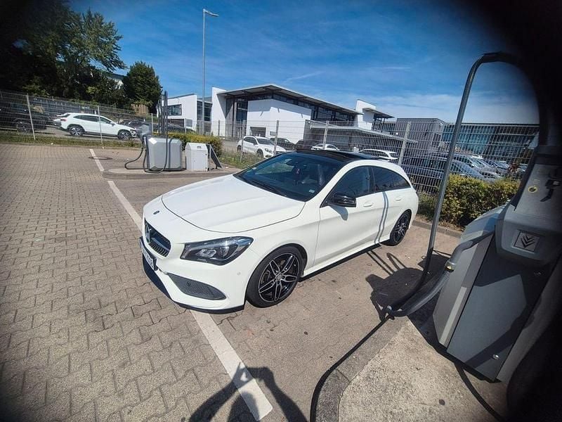 Weiß Gebraucht 2016 Mercedes CLA250 Shooting Brake Kombi | 17.900 € (Guter Preis) - Bild 1/4