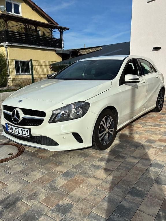 Gebraucht Mercedes A180 122 PS (89 kW) 2016 Weiß Limousine