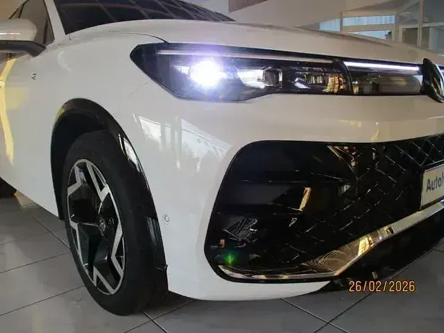 Gebraucht VW Tiguan R-line 150 PS (110 kW) 2025 Pure white SUV
