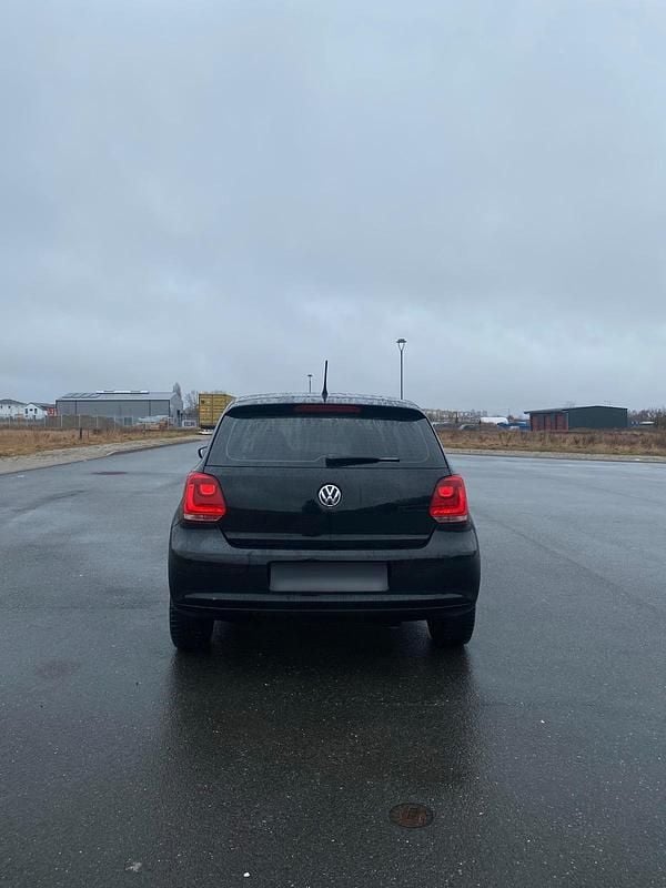 Käytetty VW Polo 60 HP (44 kW) 2012 Musta Viistoperä