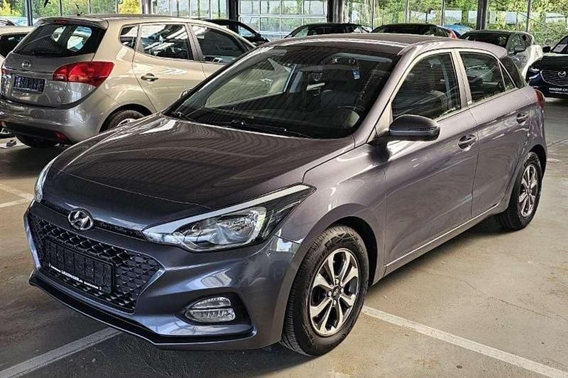 Star dust Gebraucht 2020 Hyundai i20 Trend Limousine | 14.990 € (Etwas zu teuer) - Bild 1/4