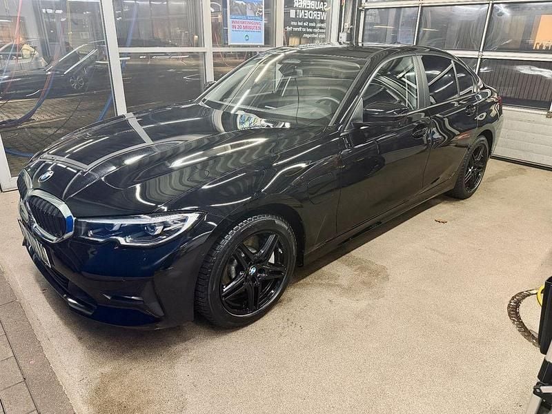 Gebraucht BMW 330e Sport Line 292 PS (214 kW) 2020 Schwarz Limousine