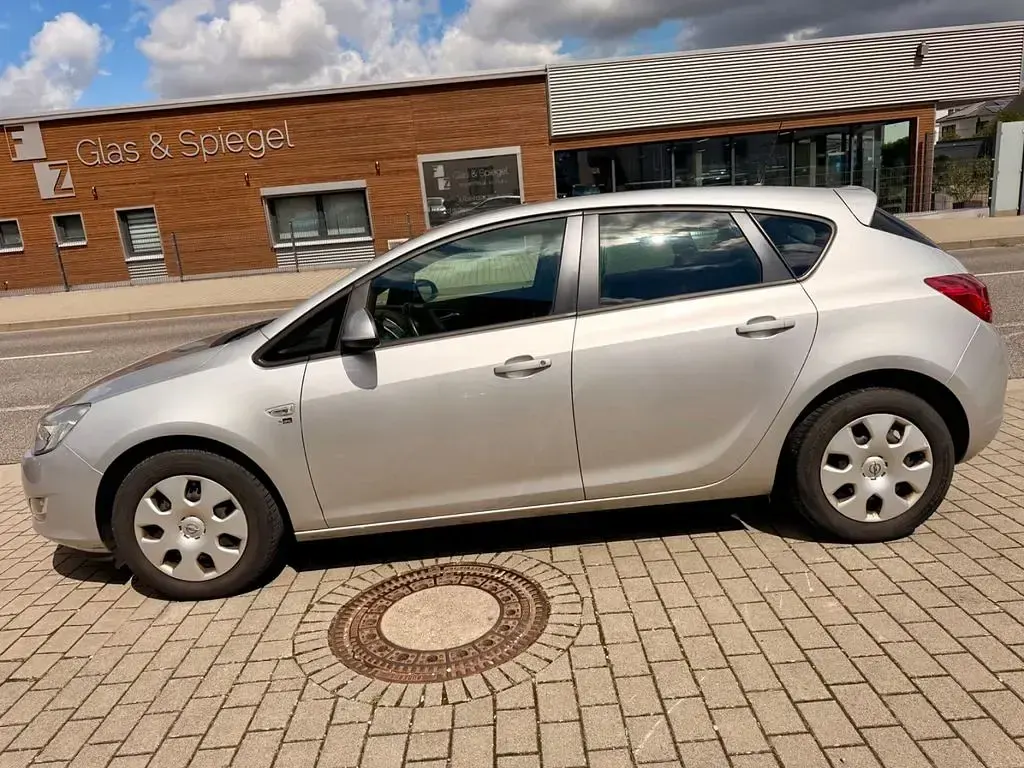 Gebraucht Opel Astra 140 PS (102 kW) 2012 Silber Limousine