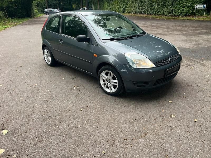 Grau Gebraucht 2005 Ford Fiesta Kleinwagen | 1.399 € (Etwas zu teuer) - Bild 1/4