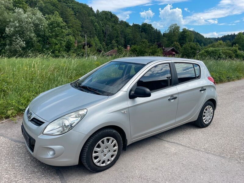 Silber Gebraucht 2012 Hyundai i20 Edition Limousine | 1.999 € (Superpreis) - Bild 1/4