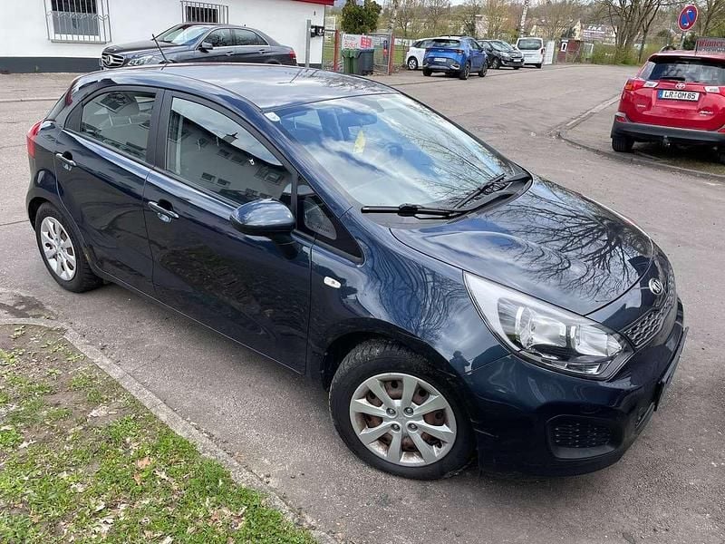 Gebraucht Kia Rio Attract 86 PS (63 kW) 2014 (bla) formal deep blue Kleinwagen