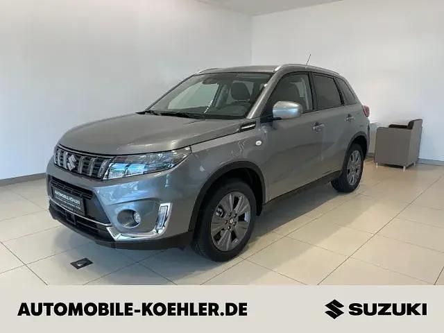 Galactic gray (grau) metallic Gebraucht 2024 Suzuki Vitara Comfort SUV | 22.650 € (Fairer Preis) - Bild 1/4