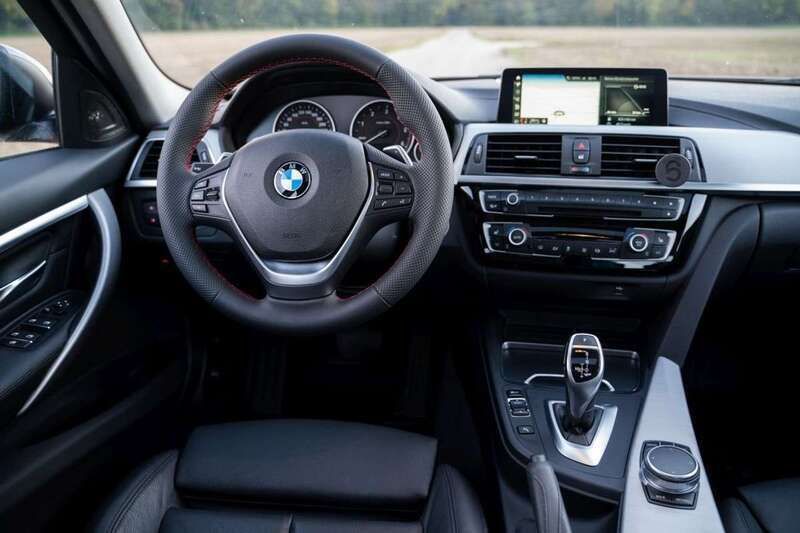 Grau Gebraucht 2017 BMW 330 M Sport Limousine | 30.500 € (Teuer) - Bild 1/4