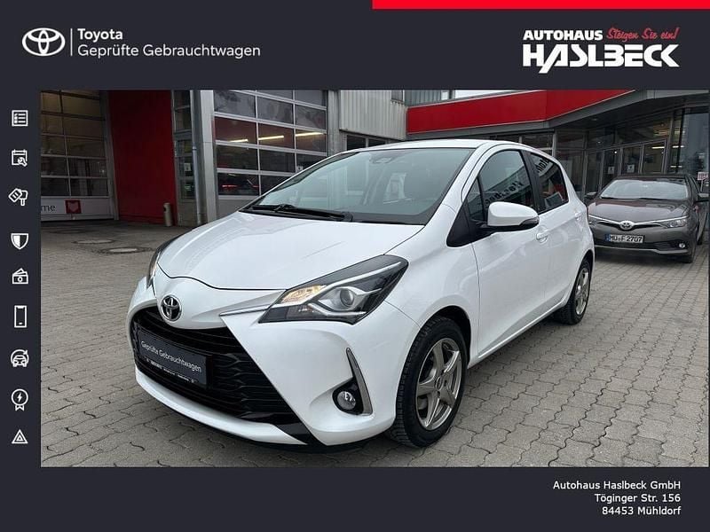 Weiß Gebraucht 2018 Toyota Yaris Team Limousine | 9.970 € (Fairer Preis) - Bild 1/4