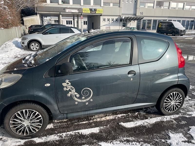 Grau Gebraucht 2009 Peugeot 107 Filou Kleinwagen | 1.500 € (Guter Preis) - Bild 1/4