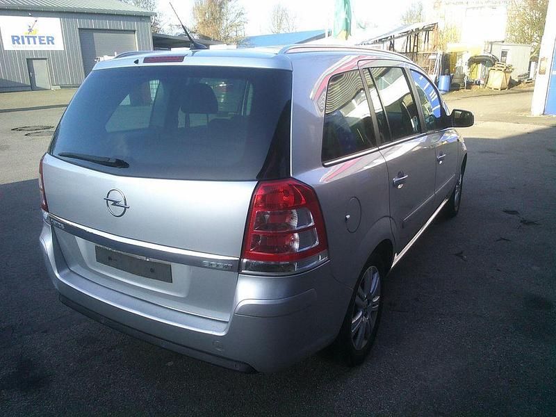 Gebraucht Opel Zafira Innovation 110 PS (80 kW) 2011 Silber Van / Kleinbus