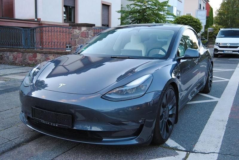 Grau Gebraucht 2022 Tesla Model 3 Performance Limousine | 31.880 € (Fairer Preis) - Bild 1/4
