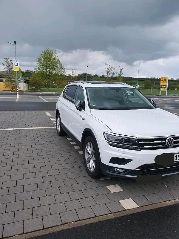 Weiß Gebraucht 2018 VW Tiguan Allspace Highline SUV | 27.300 € (Teuer) - Bild 1/4