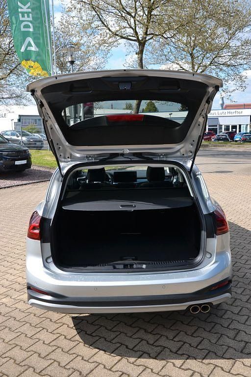 Gebraucht Ford Focus Active X 155 PS (114 kW) 2023 Silber Limousine