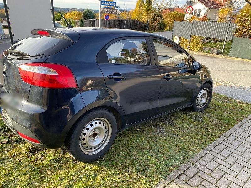 Używany Kia Rio 86 KM (63 kW) 2014 Niebieski Sedan/Limuzyna