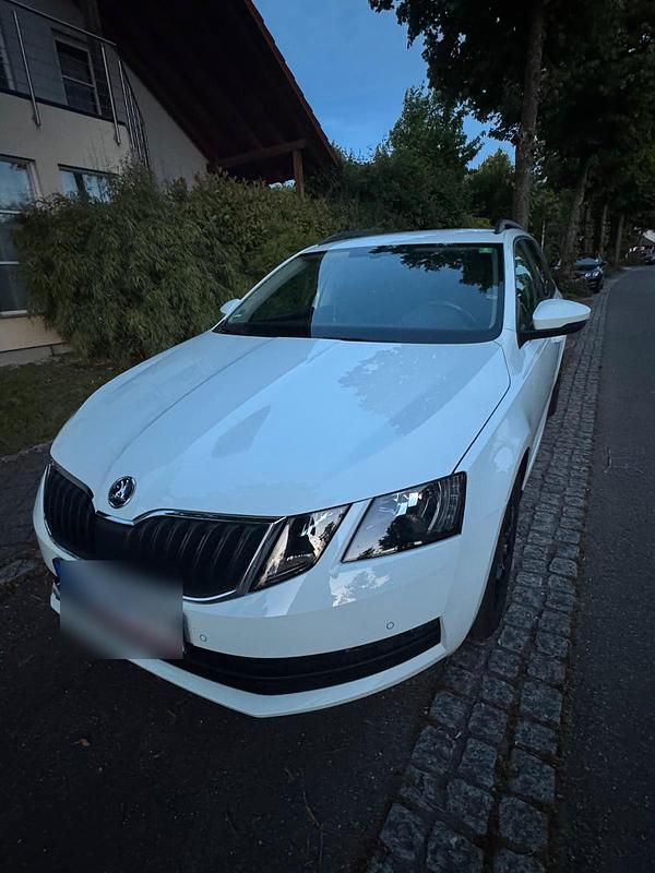 Weiß Gebraucht 2017 Skoda Octavia Kombi | 15.300 € (Fairer Preis) - Bild 1/4