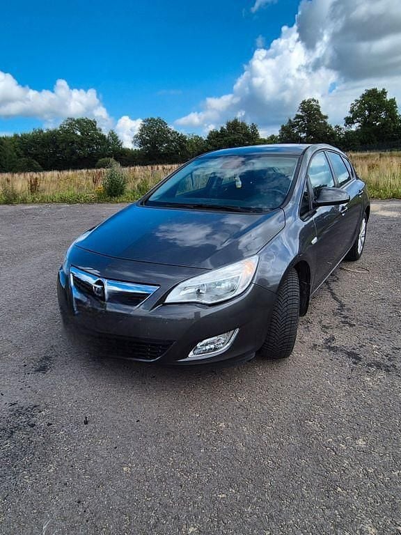 Grau Gebraucht 2010 Opel Astra Cosmo Limousine | 5.500 € (Fairer Preis) - Bild 1/4