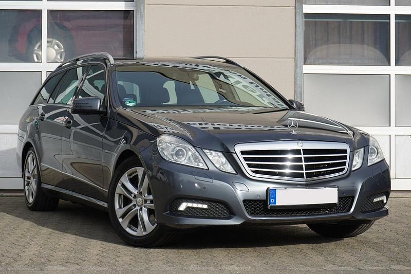 Grau Gebraucht 2010 Mercedes E350 Avantgarde Kombi | 10.299 € (Etwas zu teuer) - Bild 1/4