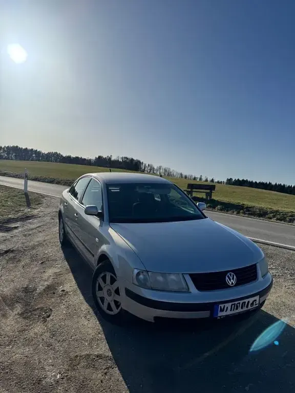 Usata VW Passat Basis 101 CV (74 kW) 1999 Argento Berlina