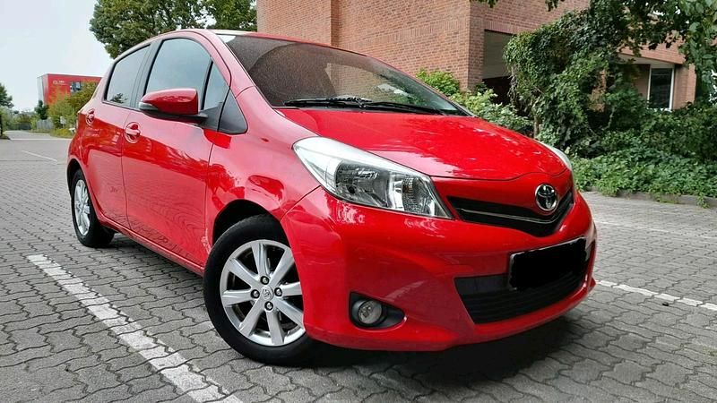 Rot Gebraucht 2013 Toyota Yaris Kleinwagen | 3.999 € (Fairer Preis) - Bild 1/4