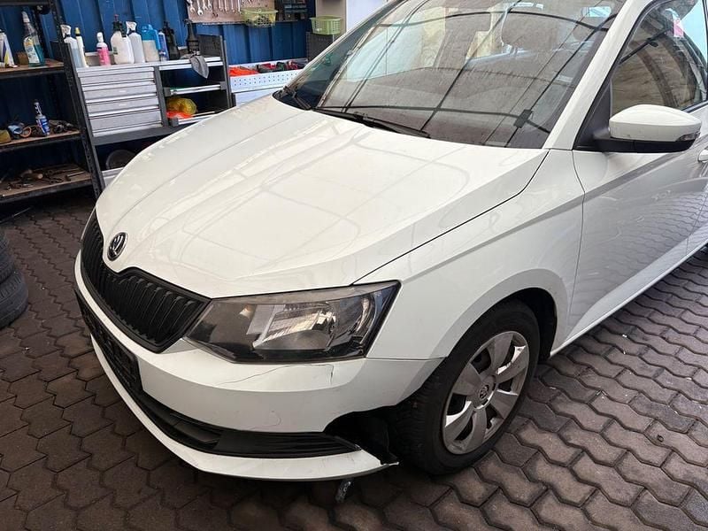 Weiß Gebraucht 2015 Skoda Fabia Active Limousine | 2.950 € (Fairer Preis) - Bild 1/4