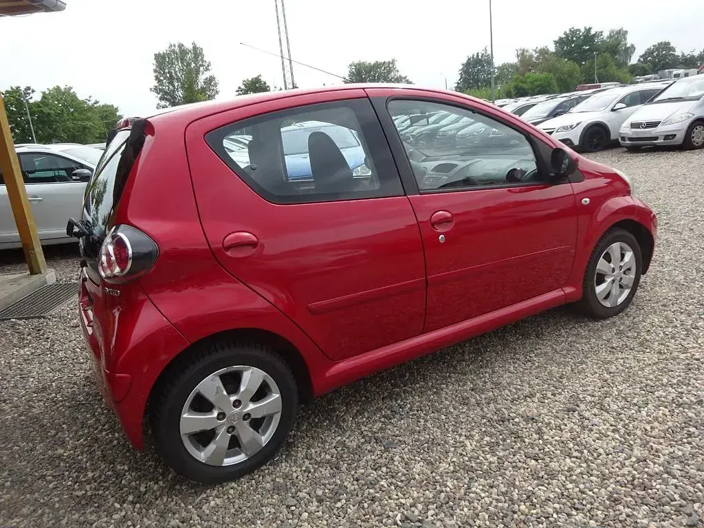 Gebraucht Toyota Aygo 68 PS (50 kW) 2010 Rot Kleinwagen
