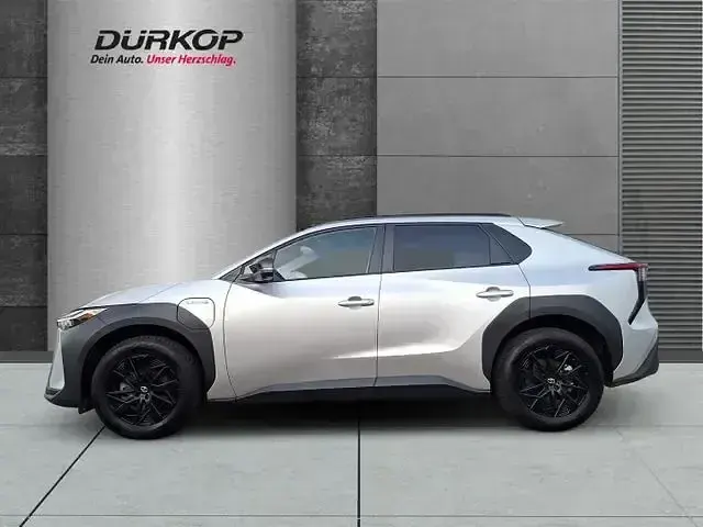 Gebraucht Toyota bZ4X 150 kW (204 PS) 2023 Precious silver SUV